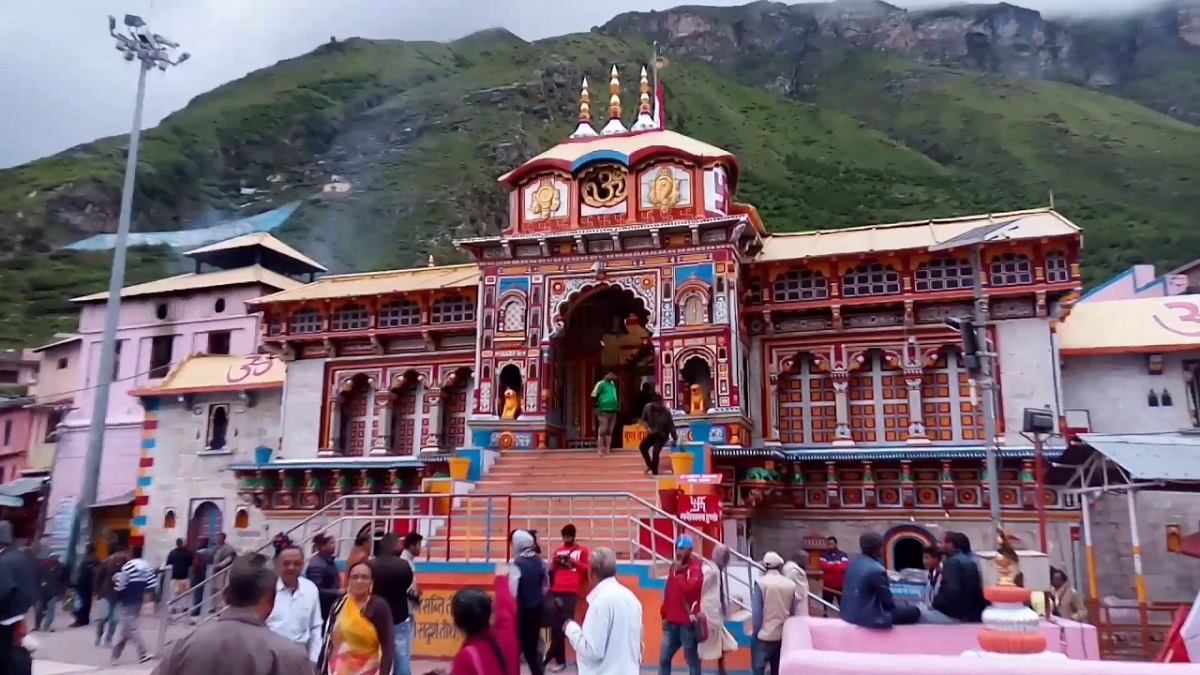 “अद्भुत पर्यटन स्थल उत्तराखंड में: बद्रीनाथ धाम का आत्मा को मोहित करने वाला सफर”
