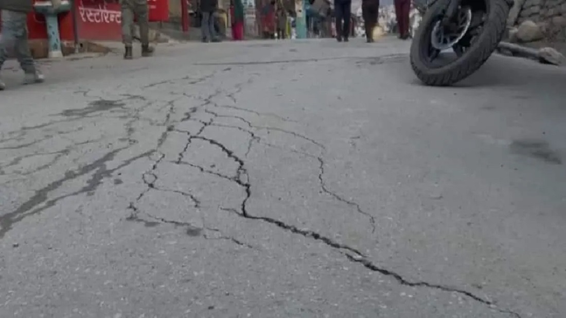 अब उत्तराखंड के जोशीमठ में बद्रीनाथ राष्टीय राजमार्ग पर एक से दो मीटर की दरारे आई सामने:
