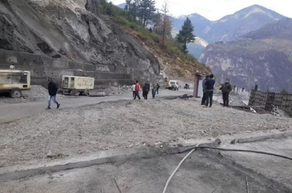 उत्तराखंड में रेंग रहा सड़क मरम्मत का काम, बदरीनाथ तीर्थयात्रियों को भुगतना पड़ सकता है अंजाम:
