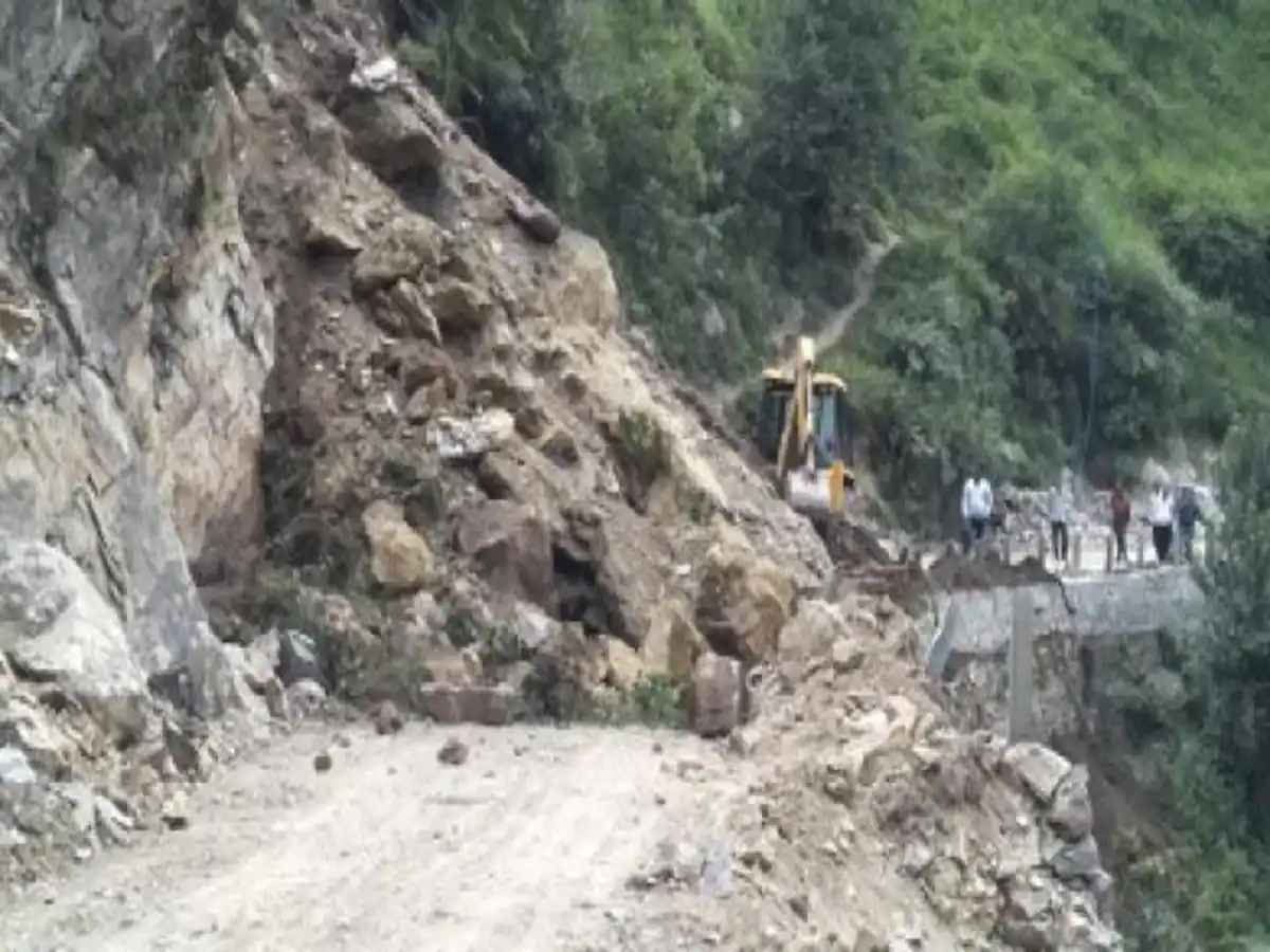 बारिश के बाद भूस्खलन से बदरीनाथ हाईवे सहित 146 सड़कें बंद, जगह-जगह फंसे यात्री