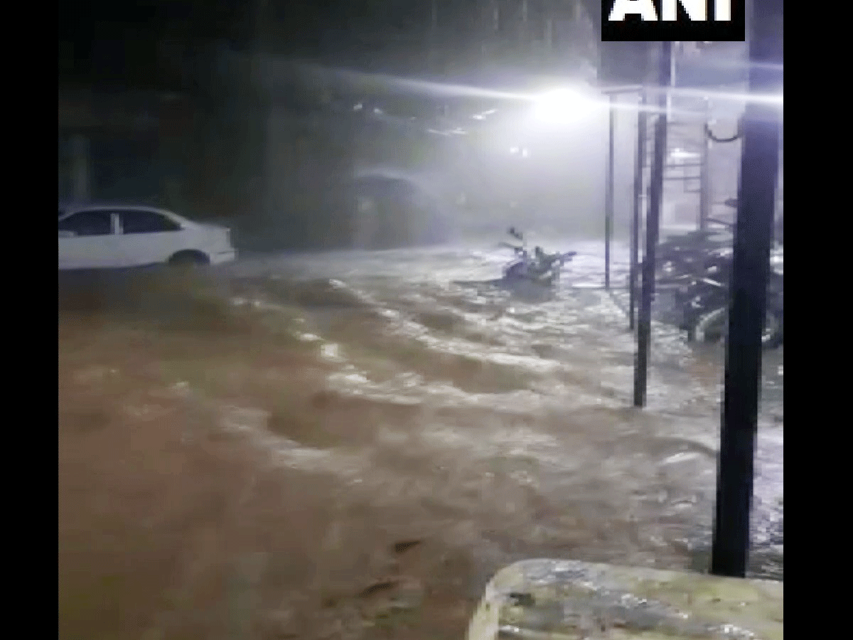 उत्तराखंड: बागेश्वर में सांय से चल रही भारी बारिश के कारण सुबह दारसों गाँव के पास फूटा पहाड़.