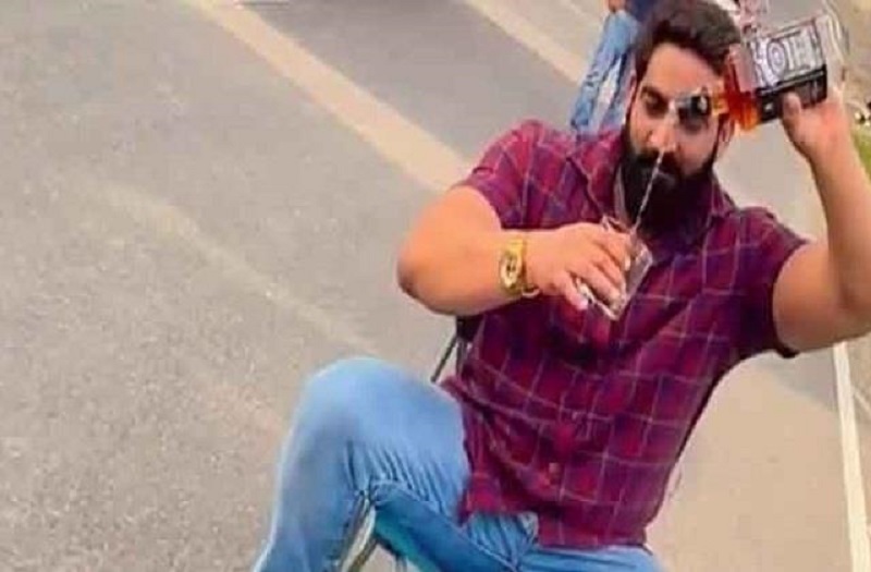 उत्तराखंड में सड़क पर खुलेआम यातायात रुकवाकर शराब पीने और वीडियो वायरल करने पर यूट्यूबर बॉबी कटारिया के खिलाफ देहरादून में मुकदमा दर्ज बॉबी कटारिया जाम छलकाना पड़ा भारी.
