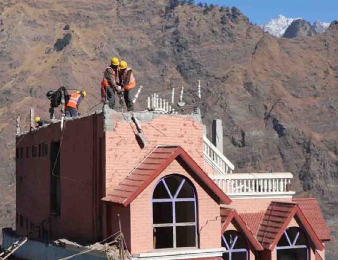 उत्तराखंड जोशीमठ में सीबीआरआई ने प्रभावित भवनों पर लगाए क्रैक मीटर: