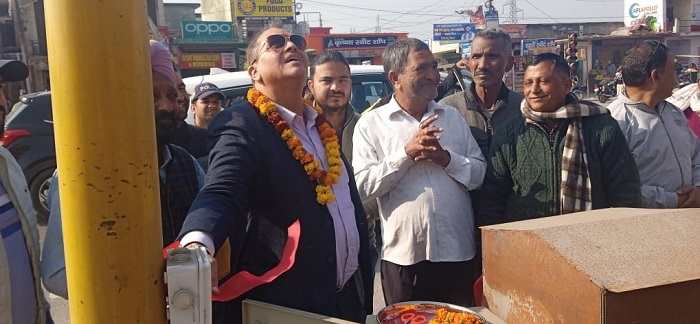 “छिदरवाला हाईवे मे मुख्य चौक पर ट्रैफिक लाईट का बटन दबाकर कैबिनेट मंत्री ने किया शुभारम्भ”