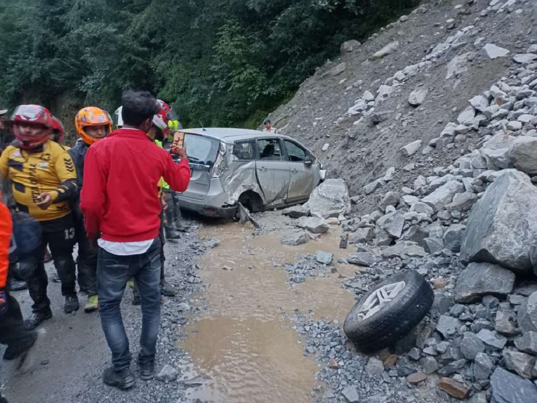 उत्तराखंड: चमोली बद्रीनाथ राष्ट्रीय राजमार्ग पर खचड़ानाला के पास एक यात्री वाहन पर गिरा बोल्डर.