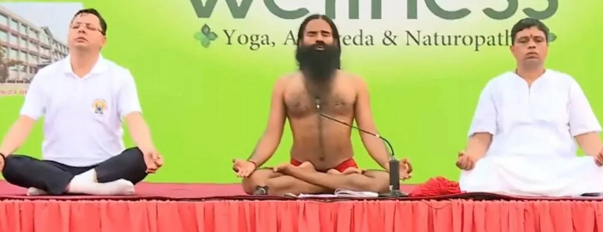 मुख्यमंत्री धामी और बाबा रामदेव ने एक मंच पर किया योग:
