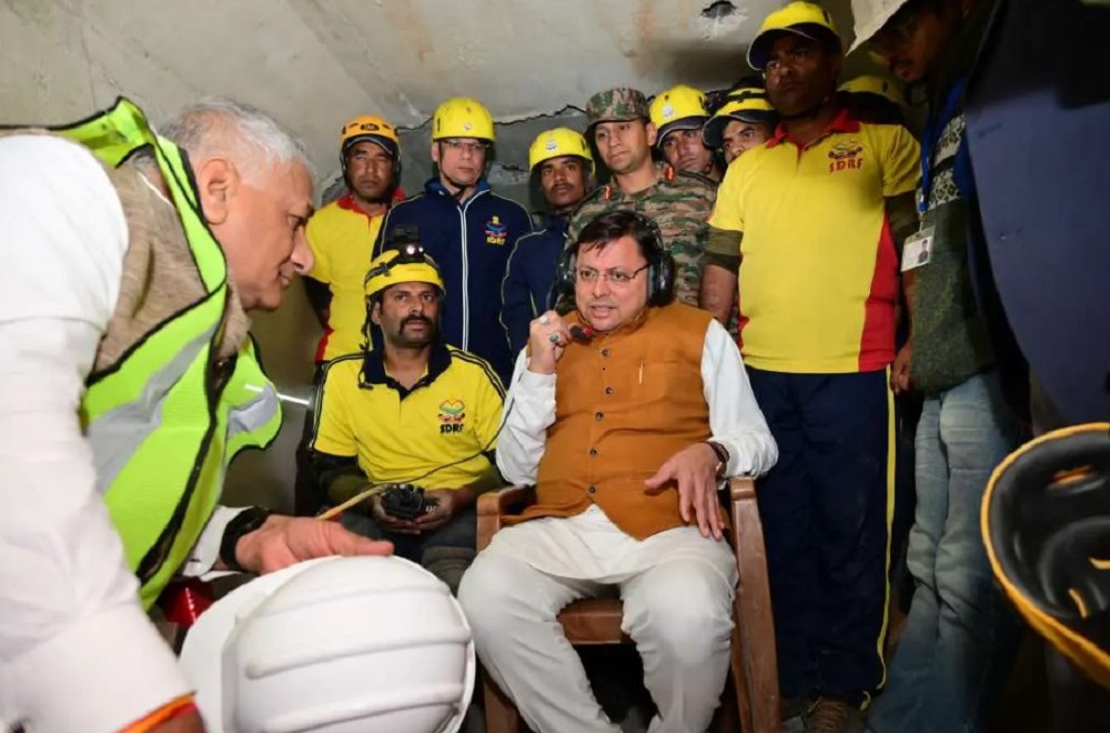 “सिलक्यारा टनल में फंसे श्रमिकों की सुरक्षा और बचाव कार्यों पर मुख्यमंत्री धामी ने प्रधानमंत्री को दी जानकारी”