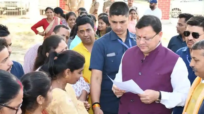 मुख्यमंत्री धामी ने सहायक सम्भागीय परिवहन कार्यालय का किया औचक निरीक्षण, ओवरलोडिंग और गलत तरीके से वाहन चलाने पर जोर”