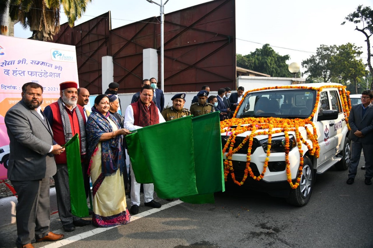 मुख्यमंत्री पुष्कर सिंह धामी ने शुक्रवार को अपने आवास से अंतरराष्ट्रीय बाजारों में बिक्री के लिए उत्तराखंड से आम, शहद और राजमा की पहली खेप को हरी झंडी दिखाकर किया रवाना