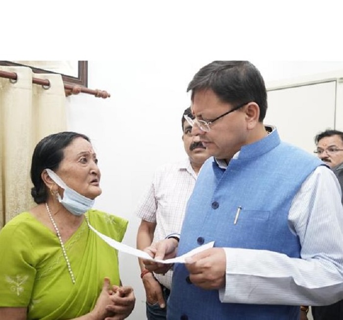 मुख्यमंत्री पुष्कर सिंह धामी ने अपने कार्यालय में कर रहे शिकायतों का किया निपटारा: