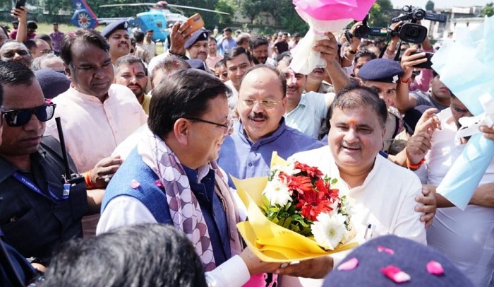 “मुख्यमंत्री का यूनाइटेड किंगडम दौरे के बाद भव्य स्वागत”
