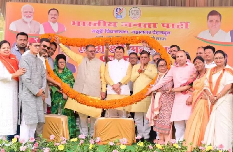 महा जनसम्पर्क अभियान के अन्तर्गत जाखन, देहरादून में आयोजित ‘लाभार्थी सम्मेलन’ कार्यक्रम में जन सभा को संबोधित करते हुए: मुख्यमंत्री