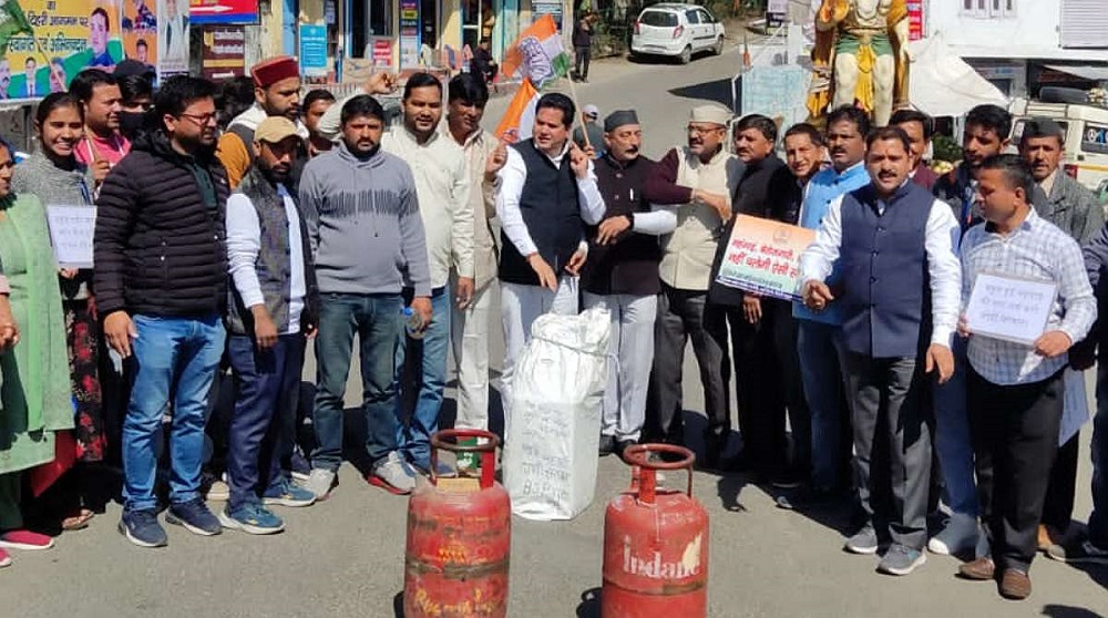  देशभर में रसोई गैस के दामों मे भारी वृधि के खिलाफ आज नयी टिहरी में कांग्रेस जनों ने केंद्र की मोदी सरकार का पुतला फूंका: