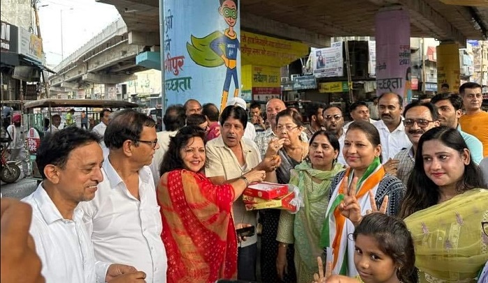 “राहुल गांधी की संसद सदस्यता की बहाली पर कांग्रेसियों ने बांटे लड्डू। ।