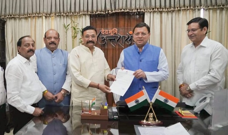 उत्तराखंड में स्मार्ट सिटी में एलिवेटेड रोड का विरोध , सीएम से मिले कांग्रेसी: