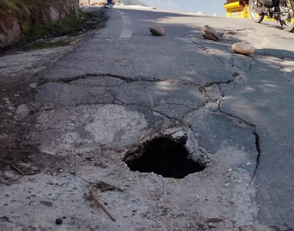 उत्तराखंड में बद्रीनाथ हाईवे पर दरारें, गड्ढों से स्थानीय लोगों में चिंता का माहौल: