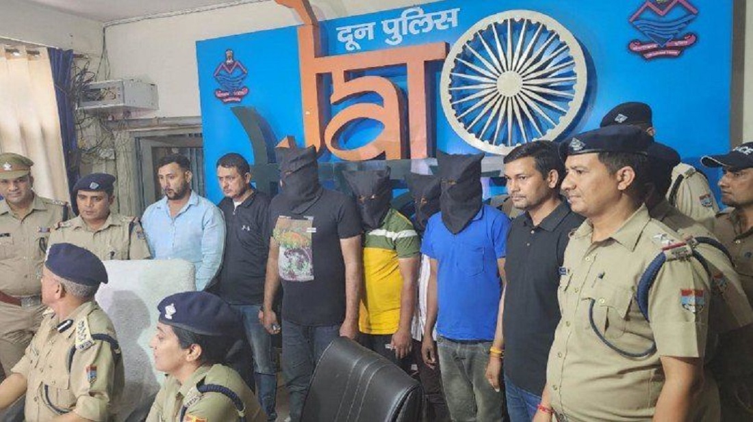 DEHRADUN: देहरादून पुलिस ने शनिवार को राज्य के मंत्री प्रेमचंद अग्रवाल के चचेरे भाई के घर डोईवाला में सनसनीखेज डकैती की योजना में शामिल आरोपियों को किया गिरफ्तार.