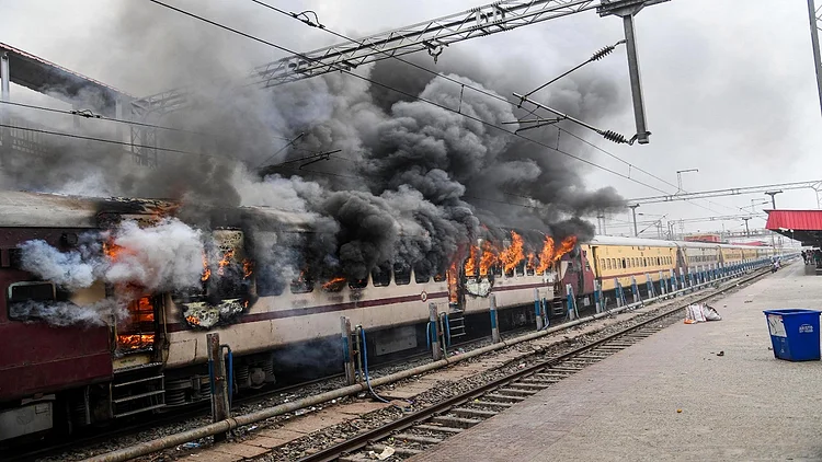 रैक के अभाव में दानापुर-साहिबगंज पटना-एर्नाकुलम समेत 23 ट्रेनें आज रद्द, जानें इन ट्रेनों का परिचालन शुरू
