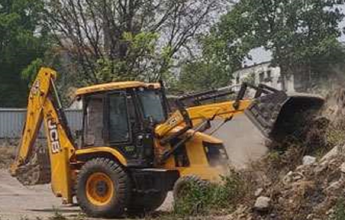 देहरादून के इंदिरा मार्किट पहुँची एमडीडीए का बुलडोजर, दुकानदारों में फैला आक्रोश.