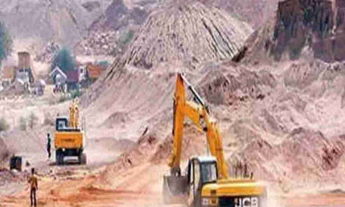 उत्तराखंड :  देहरादून के ढालीपुर में खनन पट्टे की शिकायत उच्चाधिकारियों ने खनन माफिया पर कसा शिकंजा.