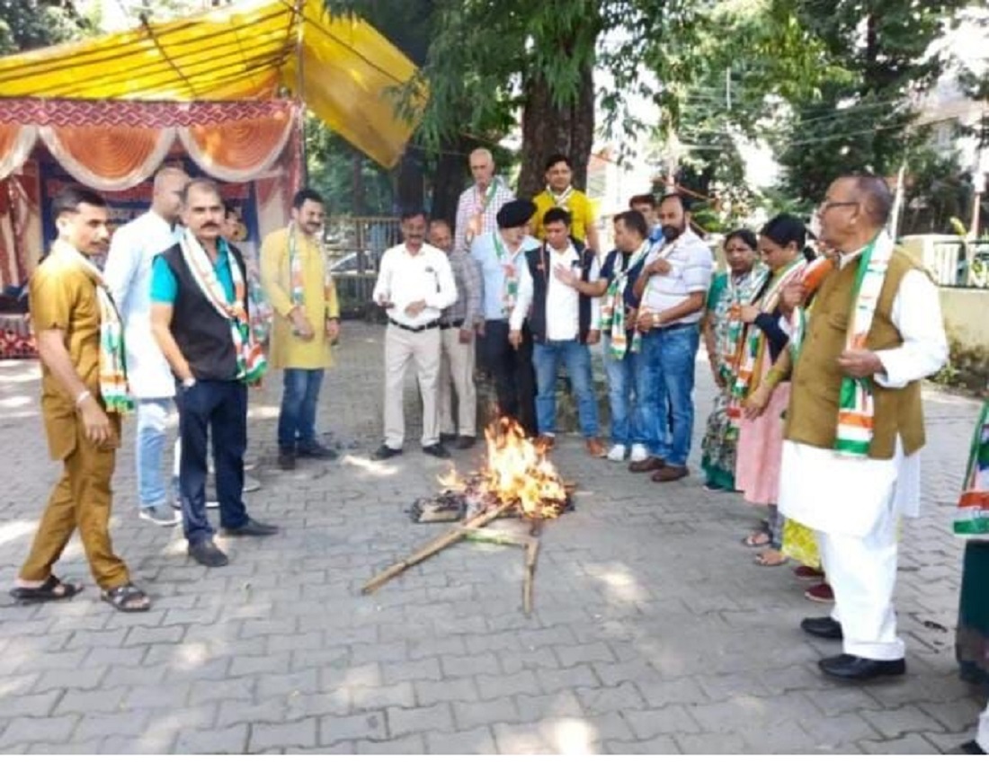 देहरादून में कांग्रेस कार्यकर्ताओं ने भाजपा नेता गौतम का पुतला फूंका.