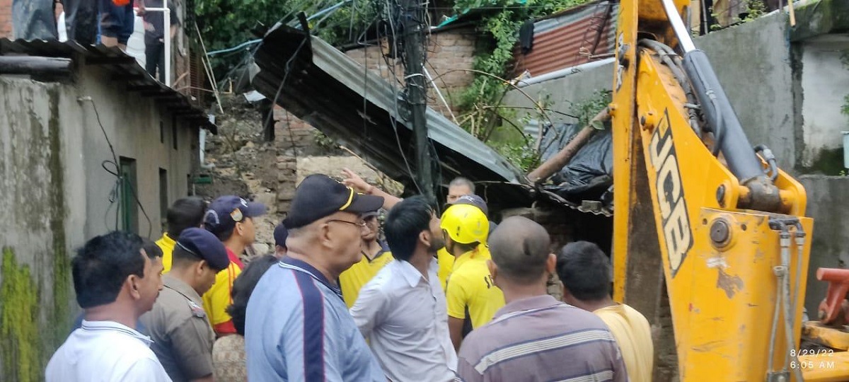 देहरादून: राजपुर रोड के पास दो महिला व एक बच्चा मकान में दबे होने की सूचना, मौके पर SDRF टीम.