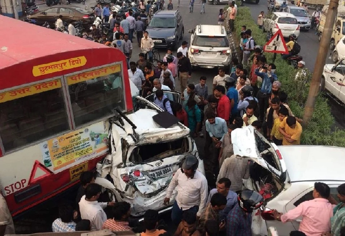 उत्तराखंड: देहरादून में आपस में हुई चार कारों की भिड़त, मौके पर पुलिस जवान की दर्दनाक मौत.