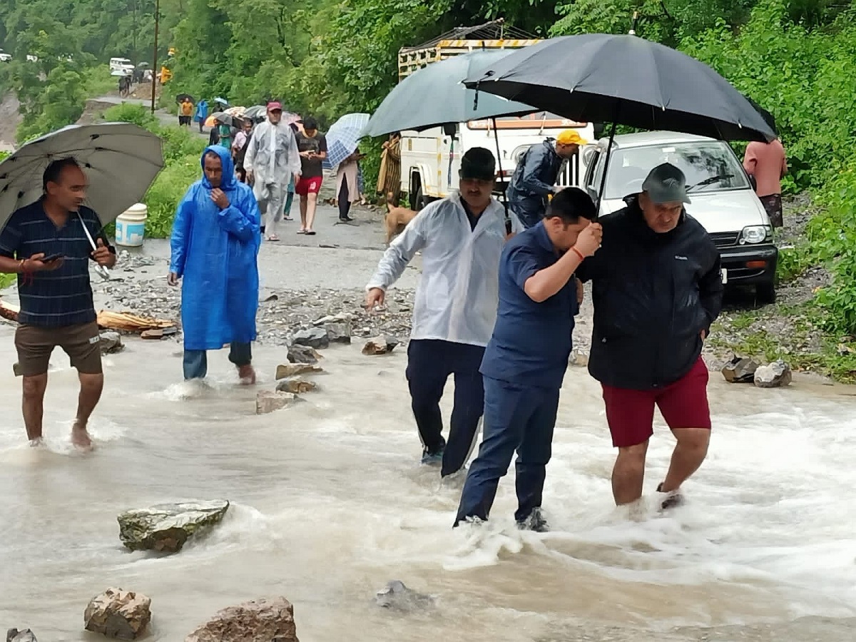 उत्तराखंड: देहरादून मालदेवता क्षेत्र में भारी बारिश एवं बादल फटने से अत्यधिक नुक़सान, मंत्री गणेश जोशी पहुंचे आपदा प्रभावित इलाकों में.