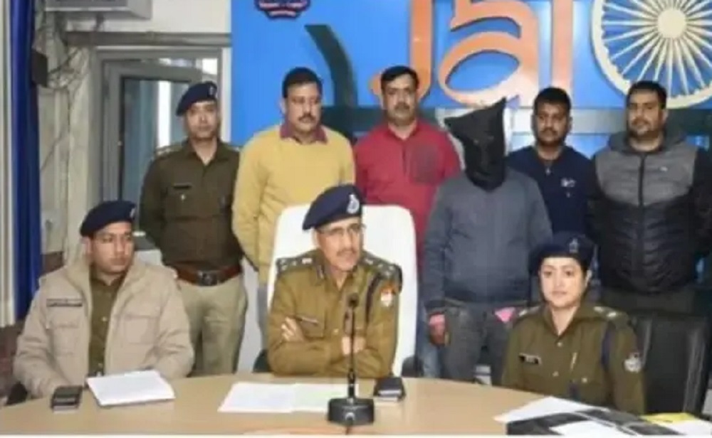 देहरादून पुलिस ने 43 वर्षीय राज किशोर को स्थानीय लोगों के साथ अन्य राज्यों के लोगों के लिए नकली मार्कशीट, अन्य शैक्षिक दस्तावेज बनाने के आरोप में किया गिरफ्तार: