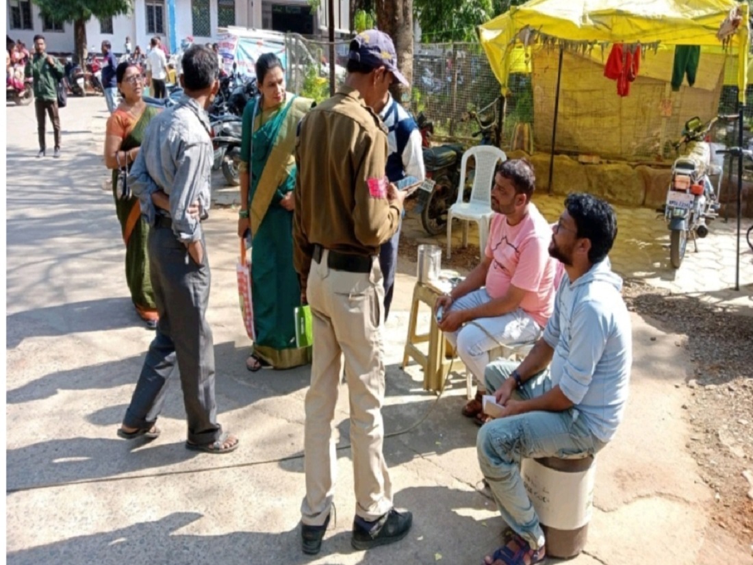 देहरादून पुलिस ने शुक्रवार को रायपुर प्रखंड में 64 लोगों को सार्वजनिक रूप से धूम्रपान करने और स्कूलों और कॉलेजों के पास प्रतिबंधित तंबाकू उत्पादों को बेचने के लिए किया दंडित: