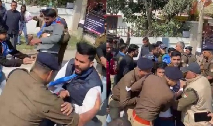 बीजेपी कार्यालय का घेराव,,,,पुलिस से नोकझोंक के बाद किया गिरफ्तार.....