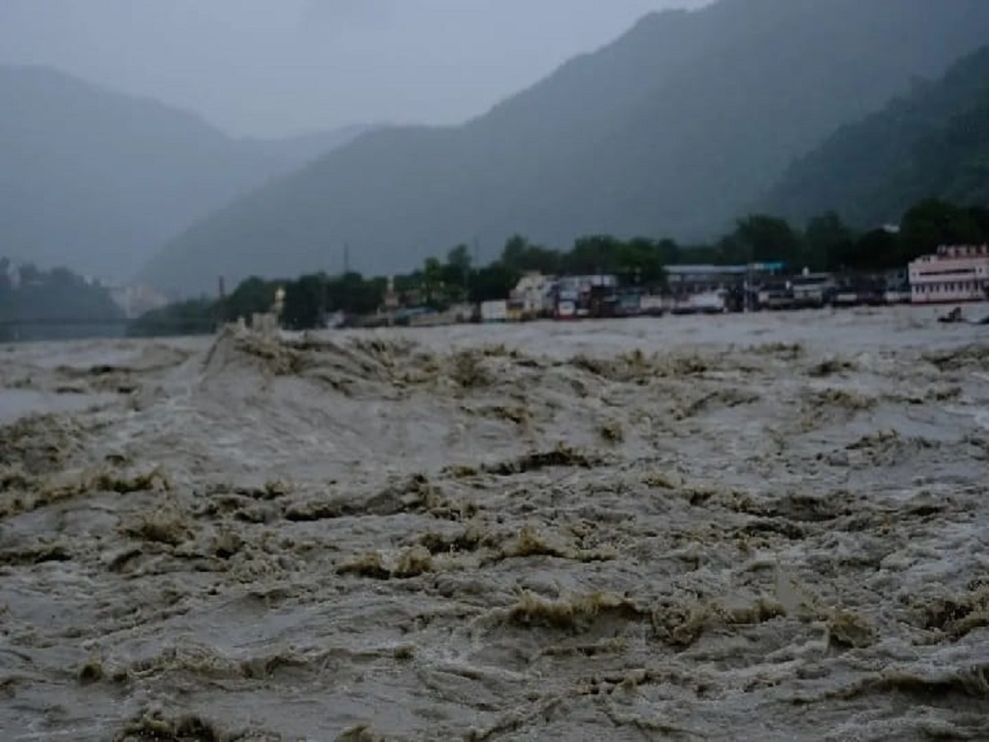 उत्तराखंड: देहरादून में आज लगातार बारिश होने से बुरे हाल, आज उत्तराखंड मे तेज बारिश के आसार.