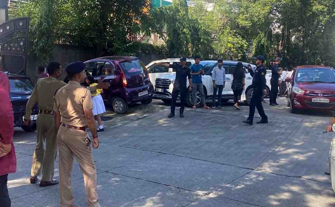 उत्तराखंड: देहरादून में स्कूलों के बाहर ट्रेफिक व्यवस्था की बदहाली में पुलिस ने शुरू की कार्रवाई.