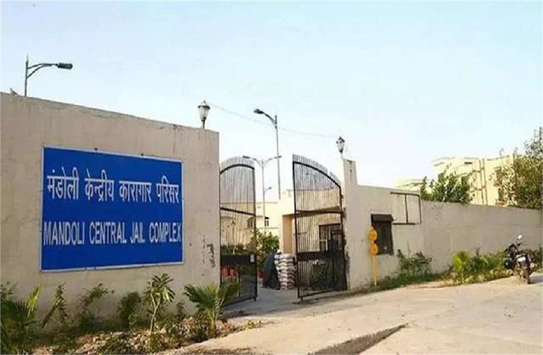 दिल्ली की 3 जेलों से मिले 117 मोबाइल फोन, 15 दिन से चल रही थी छापेमारी, 5 अधिकारी सस्पेंड: