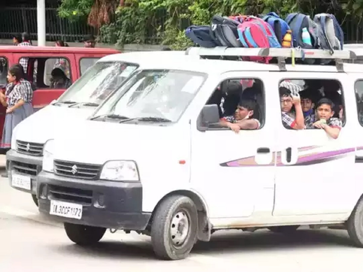 आज सुबह-सुबह मम्मी-पापा की लगी क्लास, स्कूल कैब स्ट्राइक की वजह से स्टूडेंट्स हुए परेशान