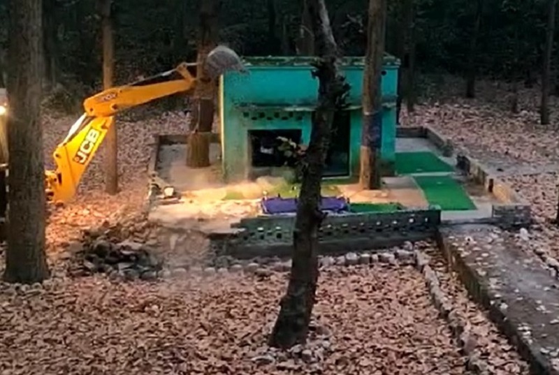 उत्तराखंड में अवैध मजारों पर चला विभाग का बुलडोजर: सीएम धामी