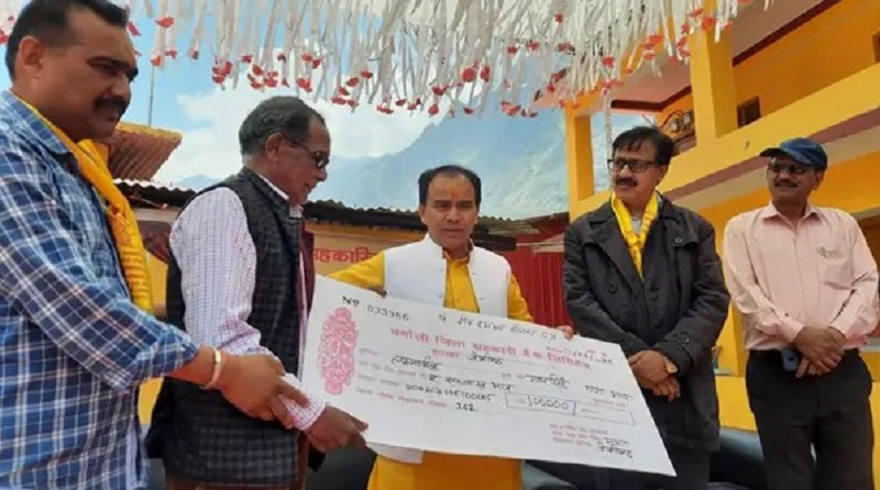 कैबिनेट मंत्री धन सिंह रावत ने माणा में किसानों को वितरित किया ब्याज मुक्त ऋण: