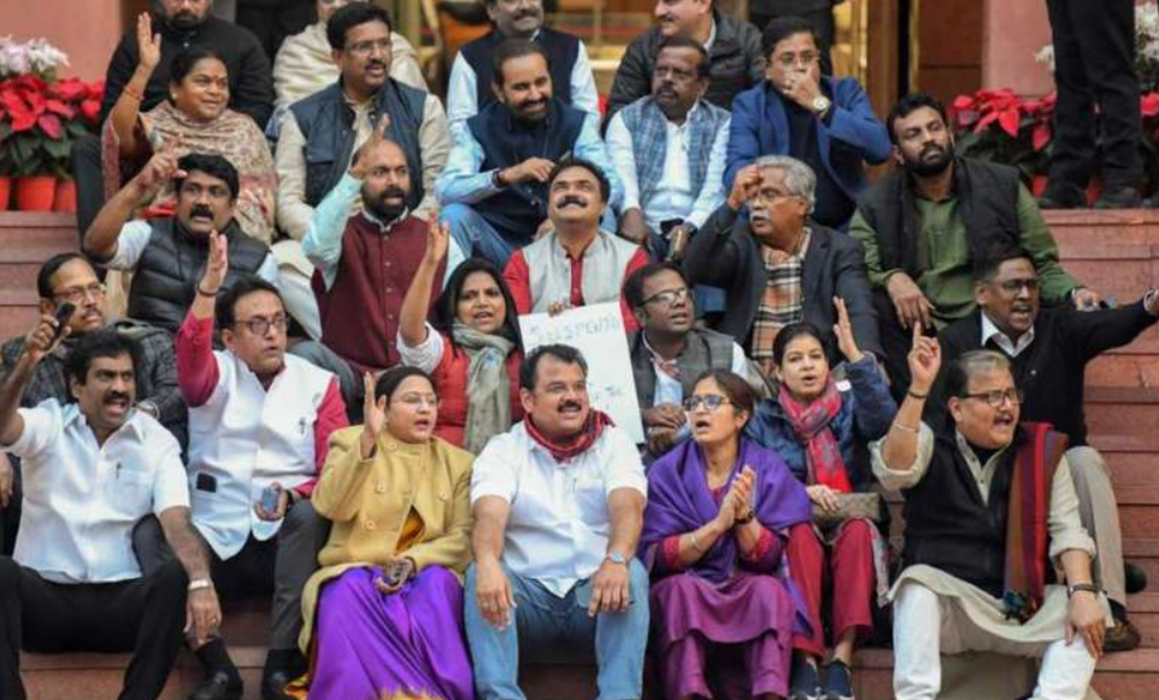 “लोकसभा सचिवालय ने विपक्ष के 141 सस्पेंड सांसदों के खिलाफ उठाया सख्त कदम”