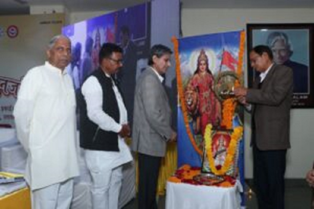 उत्तराखंड दून विश्वविद्यालय में सोमवार को हिंदुत्व के विश्वव्यापी पुनर्जागरण पर एक अंतरराष्ट्रीय सम्मेलन का किया आयोजन.