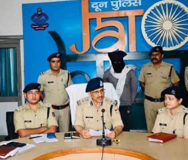दून पुलिस ने 4.25 करोड़ रुपये की जमीनी धोखाधड़ी के आरोप में एक व्यक्ति को किया गिरफ्तार। ।