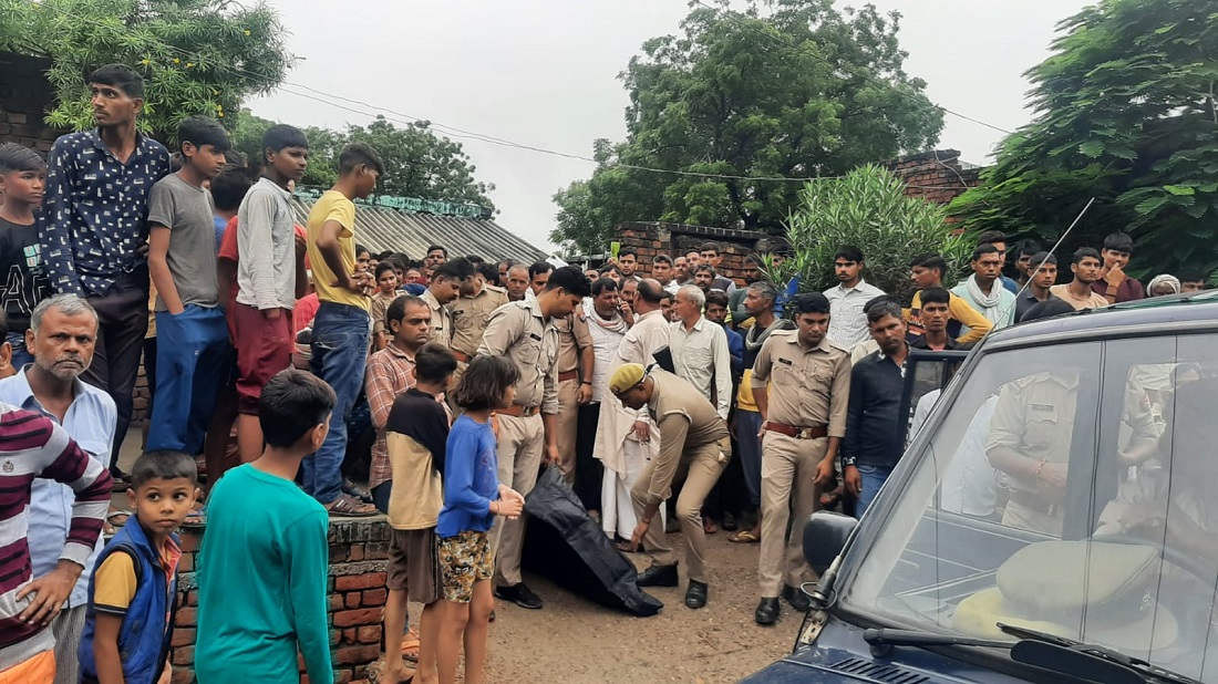 आगरा में डबल मर्डर अपनी पत्नी और मासूम बेटी की चाकू से गोदकर की  हत्या. मौके पर पहुंची पुलिस.