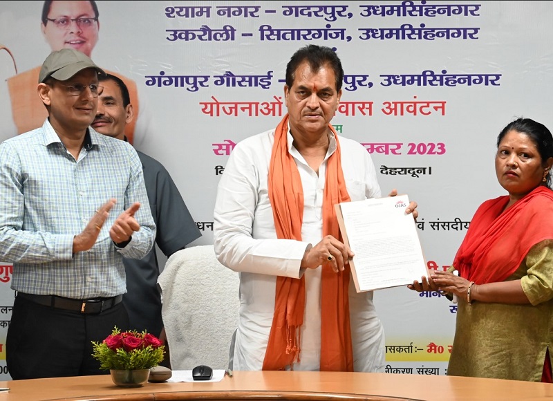 “आवास मंत्री डॉ. प्रेमचंद अग्रवाल ने प्रधानमंत्री आवास योजना के लाभार्थियों को आवास प्रपत्रों का आवंटन किया”