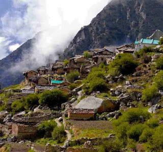 तूफान ने द्रोणागिरी गांव में मचाई आफत ,बिजली की सप्लाई हुई ठप