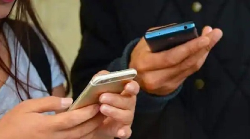 मोबाइल नेटवर्क नहीं होने से फ्री राशन पर बना संकट, कई गांवों में इंटरनेट बना सपना: नैनीताल