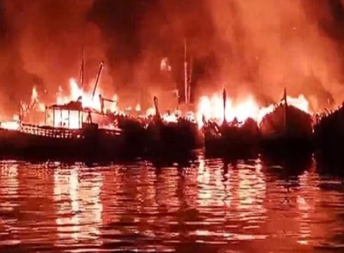 ‘विशाखापट्टनम बंदरगाह में भयंकर आग: 40 नाव जलकर खाक, करोड़ों का नुकसान’