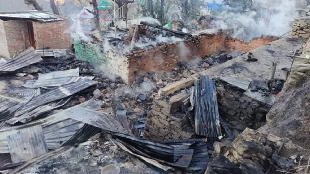 मकान में लगी भीषण आग से मची अफरा-तफरी, फायर ब्रिगेड की टीम ने कड़ी मशक्कत के बाद पाया काबू: उत्तरकाशी