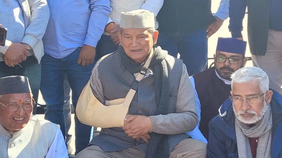 गैरसैंण के भराड़ीसैंण स्थित उत्तराखंड विधानसभा भवन के गेट के बाहर पूर्व मुख्यमंत्री व कांग्रेस के वरिष्ठ नेता हरीश रावत ने रखा सांकेतिक उपवास: