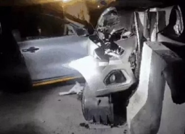 यहाँ नेशनल हाईवे पर बड़ा हादसा डिवाइडर से टकराकर पलटी कार,,इतने लोगों की दर्दनाक मौत...