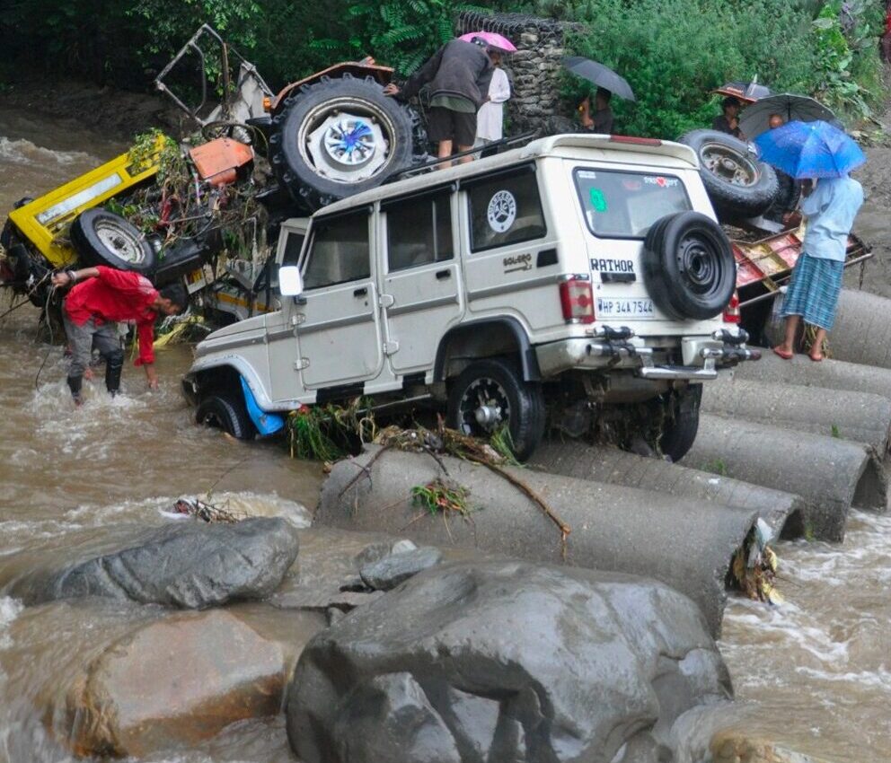 उत्तर भारत में आपदाओं का कहर, बड़ी संख्या में वाहन क्षतिग्रस्त