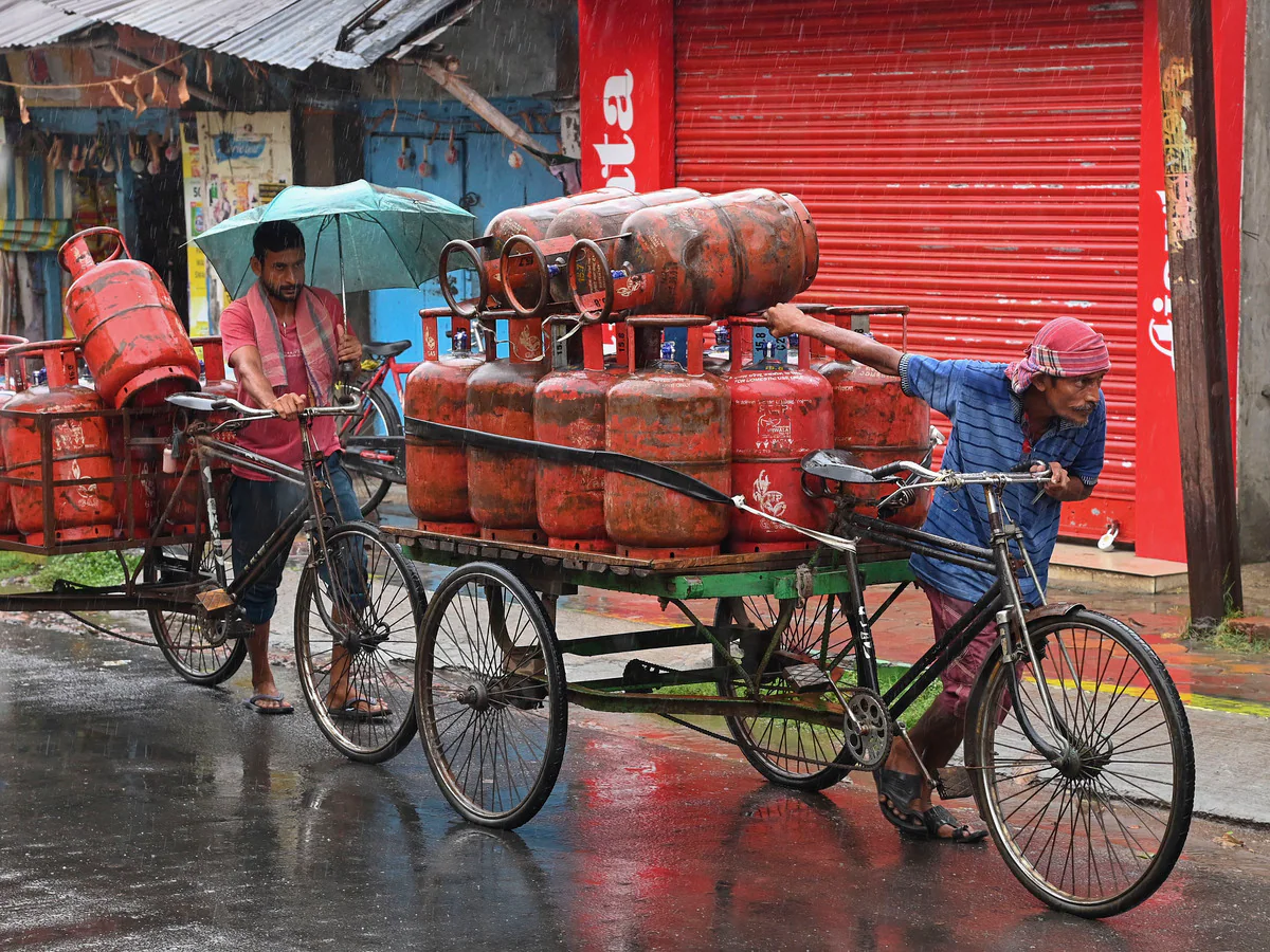 LPG New Price : LPG सिलेंडर हुआ महंगा: जानिए आपके शहर में कितना देना होगा अब दाम, महंगाई की एक और मार!